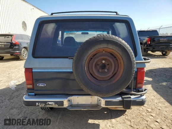1990 Ford Bronco z VIN 1FMCU12T2LUA31399, wystawiony jako Copart lot #77099614 z przebiegiem 85 663 mil mil oraz Szkoda całkowita • Salvage title. Historia ofert i sprzedaży dostępna na DreamBid. Obrazek 6.