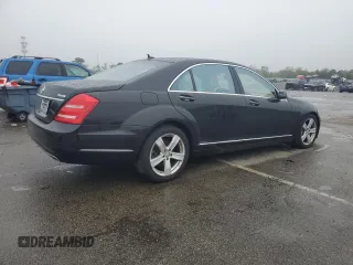2010 Mercedes-Benz S 550 z VIN WDDNG8GB9AA335198, wystawiony jako Copart lot #57104175 z przebiegiem 43 121 mil mil oraz Szkody całkowita. Historia ofert i sprzedaży dostępna na DreamBid. Obrazek 3.