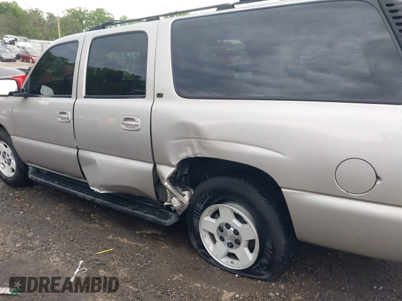 2005 Chevrolet Suburban LT z VIN 3GNEC16ZX5G197892, wystawiony jako IAAI lot #42045100 z przebiegiem 262 665 mil mil oraz . Historia ofert i sprzedaży dostępna na DreamBid. Obrazek 6.