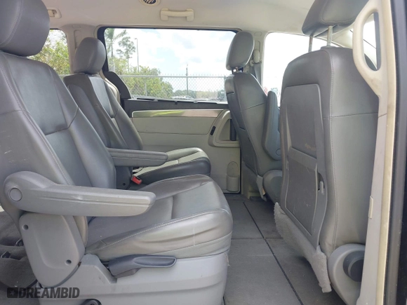 2010 Volkswagen Routan SE with VIN 2V4RW3D12AR186616, listed as a IAAI auction lot 42087154 with 90,735 mi miles. Bid and sale history available at carsss.com. Image 8.