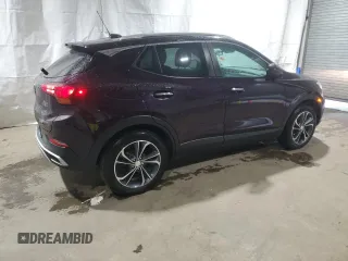 2020 Buick Encore GX Select z VIN KL4MMDSLXLB105930, wystawiony jako Copart lot #57657415 z przebiegiem 69 649 mil mil oraz Czysty tytuł • Clean title. Historia ofert i sprzedaży dostępna na DreamBid. Obrazek 3.