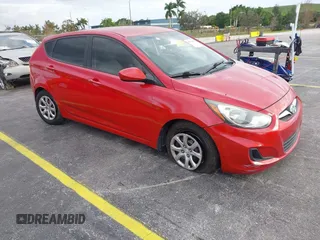 2013 Hyundai Accent GS z VIN KMHCT5AE2DU123126, wystawiony jako IAAI lot #40902043 z przebiegiem 97 822 mil mil oraz . Historia ofert i sprzedaży dostępna na DreamBid. Obrazek 1.