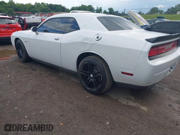 2012 Dodge Challenger R/T z VIN 2C3CDYBT2CH155385, wystawiony jako IAAI lot #42210312 z przebiegiem 111 892 mil mil oraz . Historia ofert i sprzedaży dostępna na DreamBid. Obrazek 3.