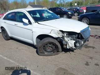 2014 Chrysler 200 LX z VIN 1C3CCBAB1EN146728, wystawiony jako IAAI lot #42081986 z przebiegiem 154 201 mil mil oraz . Historia ofert i sprzedaży dostępna na DreamBid. Obrazek 1.