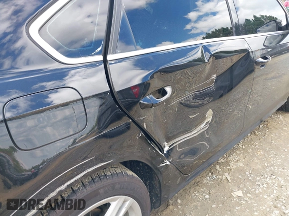 2015 Volkswagen Passat SE z VIN 1VWBV7A3XFC058603, wystawiony jako IAAI lot #42260010 z przebiegiem 94 857 mil mil oraz . Historia ofert i sprzedaży dostępna na DreamBid. Obrazek 6.