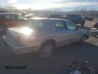 1992 Chrysler New Yorker z VIN 1C3XC66R8ND780848, wystawiony jako Copart lot #46454745 z przebiegiem 138 439 mil mil oraz Szkody całkowita. Historia ofert i sprzedaży dostępna na DreamBid. Obrazek 3.