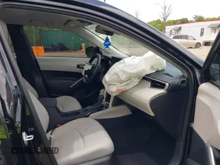 2023 Toyota Corolla Cross L z VIN 7MUAAABG8PV056556, wystawiony jako IAAI lot #42212865 z przebiegiem 13 948 mil mil oraz . Historia ofert i sprzedaży dostępna na DreamBid. Obrazek 5.