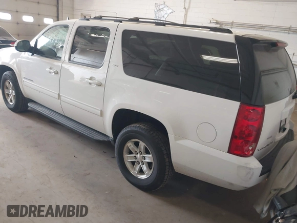 2013 GMC Yukon XL SLT with VIN 1GKS2KE70DR273126, listed as a IAAI auction lot 42147902 with 233,032 mi miles. Bid and sale history available at carsss.com. Image 3.