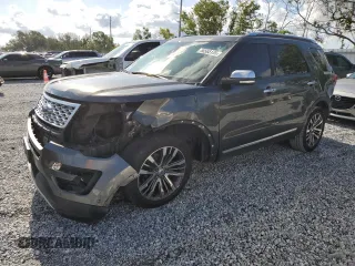 2017 Ford Explorer Platinum z VIN 1FM5K8HT9HGA01868, wystawiony jako Copart lot #56565135 z przebiegiem 130 594 mil mil oraz Szkoda całkowita • Salvage title. Historia ofert i sprzedaży dostępna na DreamBid. Obrazek 1.