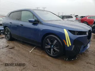 2023 BMW iX xDrive50 z VIN WB523CF04PCM84946, wystawiony jako Copart lot #47995414 z przebiegiem 6037 mil mil oraz . Historia ofert i sprzedaży dostępna na DreamBid. Obrazek 4.