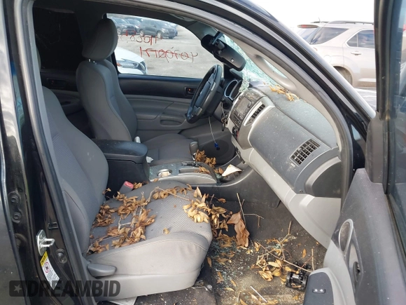 2013 Toyota Tacoma z VIN 3TMLU4ENXDM112109, wystawiony jako IAAI lot #41088524 z przebiegiem 128 120 mil mil oraz . Historia ofert i sprzedaży dostępna na DreamBid. Obrazek 5.