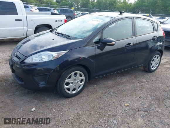 2013 Ford Fiesta SE z VIN 3FADP4EJ0DM149488, wystawiony jako IAAI lot #42373815 z przebiegiem 195 835 mil mil oraz . Historia ofert i sprzedaży dostępna na DreamBid. Obrazek 2.