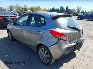 2013 Mazda 2 Touring z VIN JM1DE1LY5D0160410, wystawiony jako IAAI lot #42034986 z przebiegiem 124 791 mil mil oraz . Historia ofert i sprzedaży dostępna na DreamBid. Obrazek 3.