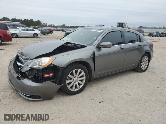 2013 Chrysler 200 Touring z VIN 1C3CCBBB2DN584591, wystawiony jako Copart lot #41503815 z przebiegiem Nie podano mil oraz Szkoda całkowita • Salvage title. Historia ofert i sprzedaży dostępna na DreamBid. Obrazek 1.