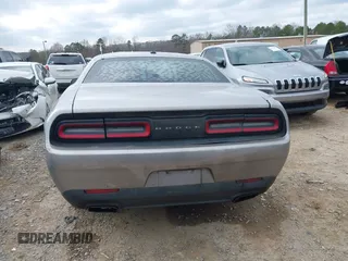 2017 Dodge Challenger SXT z VIN 2C3CDZAG0HH572554, wystawiony jako IAAI lot #41538875 z przebiegiem 186 381 mil mil oraz . Historia ofert i sprzedaży dostępna na DreamBid. Obrazek 15.