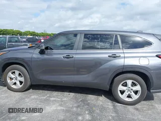 2023 Toyota Highlander L z VIN 5TDKDRAH7PS509046, wystawiony jako IAAI lot #41572986 z przebiegiem 50 039 mil mil oraz . Historia ofert i sprzedaży dostępna na DreamBid. Obrazek 14.