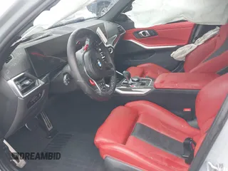 2024 BMW M3 Competition xDrive z VIN WBS43AY03RFT56948, wystawiony jako IAAI lot #42185175 z przebiegiem Nie podano mil oraz . Historia ofert i sprzedaży dostępna na DreamBid. Obrazek 5.
