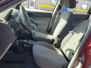 2006 Ford Focus S z VIN 1FAHP34N36W250236, wystawiony jako Copart lot #53794555 z przebiegiem 198 791 mil mil oraz Szkody całkowita. Historia ofert i sprzedaży dostępna na DreamBid. Obrazek 7.
