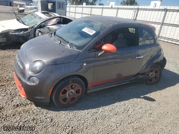 2015 FIAT 500e with VIN 3C3CFFGE2FT561560, listed as a Copart auction lot 77210834 with 44,235 mi miles and Salvage Title. Bid and sale history available at carsss.com. Image 1.