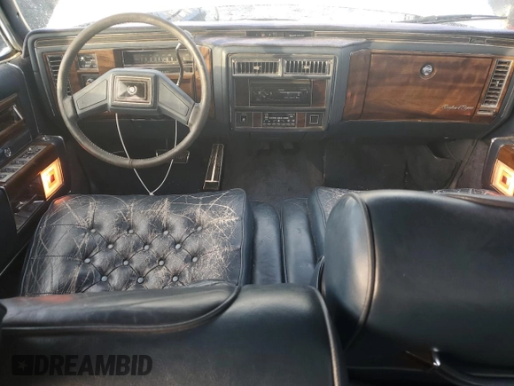 1988 Cadillac Brougham z VIN 1G6DW51Y1JR761749, wystawiony jako Copart lot #80371494 z przebiegiem 1271 mil mil oraz Tytuł czysty. Historia ofert i sprzedaży dostępna na DreamBid. Obrazek 8.