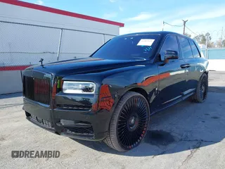 2021 Rolls-Royce Cullinan z VIN SLATV4C0XMU208037, wystawiony jako IAAI lot #41402539 z przebiegiem 27 057 mil mil oraz . Historia ofert i sprzedaży dostępna na DreamBid. Obrazek 18.