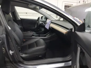 2020 Tesla Model 3 Long Range z VIN 5YJ3E1EB0LF800804, wystawiony jako IAAI lot #42137223 z przebiegiem 52 482 mil mil oraz . Historia ofert i sprzedaży dostępna na DreamBid. Obrazek 5.