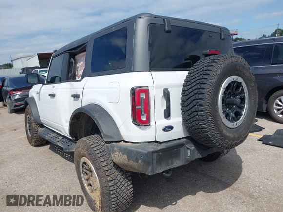 2022 Ford Bronco with VIN 1FMEE5DP1NLB31354, listed as a IAAI auction lot 40300510 with 8,980 mi miles. Bid and sale history available at carsss.com. Image 3.