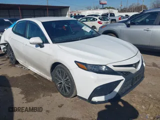 2023 Toyota Camry SE z VIN 4T1G11AK6PU770039, wystawiony jako IAAI lot #41375553 z przebiegiem 46 352 mil mil oraz . Historia ofert i sprzedaży dostępna na DreamBid. Obrazek 1.