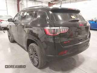 2023 Jeep Compass (RED) Edition z VIN 3C4NJDCN0PT532766, wystawiony jako IAAI lot #41814558 z przebiegiem 22 690 mil mil oraz . Historia ofert i sprzedaży dostępna na DreamBid. Obrazek 3.