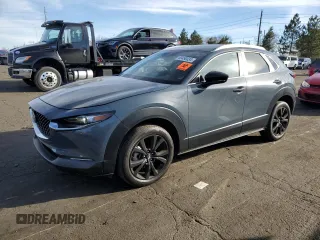 2023 Mazda CX-30 S Carbon Edition z VIN 3MVDMBCM5PM512410, wystawiony jako Copart lot #83490034 z przebiegiem 23 783 mil mil oraz Nie do naprawy • Non repairable. Historia ofert i sprzedaży dostępna na DreamBid. Obrazek 1.