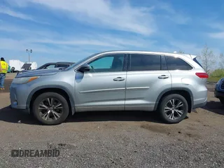 2018 Toyota Highlander LE с VIN 5TDBZRFH2JS499320, выставлен на аукционе IAAI как лот 42099889 с пробегом 642 396 миль миль и . История ставок и продаж доступна на DreamBid. Изображение 14.
