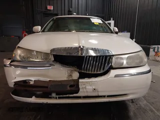 2001 Lincoln Town Car Cartier z VIN 1LNHM83W51Y609962, wystawiony jako IAAI lot #41623323 z przebiegiem 201 799 mil mil oraz . Historia ofert i sprzedaży dostępna na DreamBid. Obrazek 6.