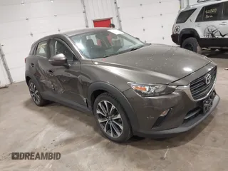 2019 Mazda CX-3 Touring z VIN JM1DKFC79K0442432, wystawiony jako IAAI lot #42153025 z przebiegiem 69 187 mil mil oraz . Historia ofert i sprzedaży dostępna na DreamBid. Obrazek 1.