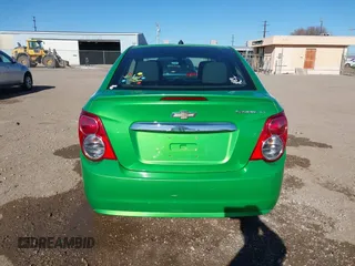 2014 Chevrolet Sonic LT z VIN 1G1JC5SH3E4219619, wystawiony jako IAAI lot #41208791 z przebiegiem 122 161 mil mil oraz . Historia ofert i sprzedaży dostępna na DreamBid. Obrazek 15.