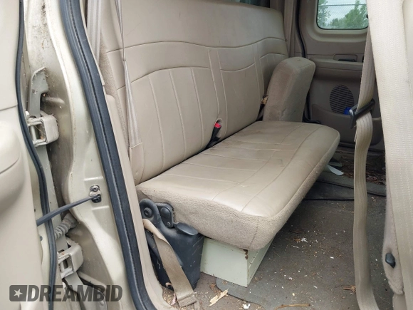 2000 Ford F-150 XL z VIN 2FTRX18L4YCA00725, wystawiony jako IAAI lot #42741630 z przebiegiem Nie podano mil oraz . Historia ofert i sprzedaży dostępna na DreamBid. Obrazek 8.