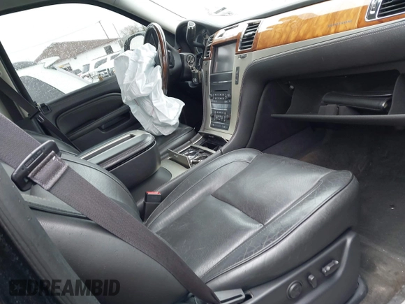 2013 Cadillac Escalade Platinum Edition with VIN 1GYS4DEF0DR260640, listed as a IAAI auction lot 41816127 with 152,649 mi miles. Bid and sale history available at carsss.com. Image 5.