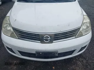 2008 Nissan Versa S z VIN 3N1BC13E08L413373, wystawiony jako IAAI lot #42475450 z przebiegiem 150 955 mil mil oraz . Historia ofert i sprzedaży dostępna na DreamBid. Obrazek 6.
