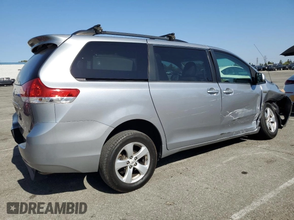 2013 Toyota Sienna LE AAS z VIN 5TDKK3DC5DS282857, wystawiony jako Copart lot #57984075 z przebiegiem 148 876 mil mil oraz Szkoda całkowita • Salvage title. Historia ofert i sprzedaży dostępna na DreamBid. Obrazek 3.