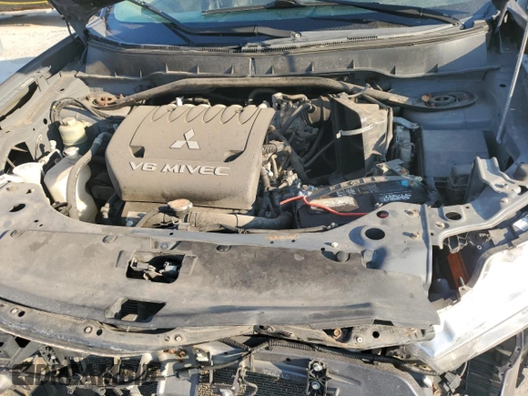 2010 Mitsubishi Outlander XLS z VIN JA4JS4AX2AZ014751, wystawiony jako Copart lot #72210974 z przebiegiem 183 864 mil mil oraz Szkoda całkowita • Salvage title. Historia ofert i sprzedaży dostępna na DreamBid. Obrazek 13.