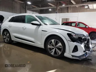 2024 Audi Q8 e-tron Premium Plus z VIN WA15AAGE9RB025792, wystawiony jako Copart lot #74004454 z przebiegiem 9 852 mil mil oraz Szkoda całkowita • Salvage title. Historia ofert i sprzedaży dostępna na DreamBid. Obrazek 4.