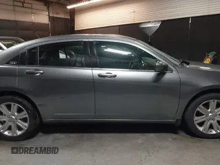 2013 Chrysler 200 Touring z VIN 1C3CCBBB2DN632705, wystawiony jako IAAI lot #42342703 z przebiegiem 40 314 mil mil oraz . Historia ofert i sprzedaży dostępna na DreamBid. Obrazek 13.