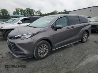 2021 Toyota Sienna LE z VIN 5TDKRKEC9MS025138, wystawiony jako Copart lot #59515985 z przebiegiem 16 692 mil mil oraz Szkoda całkowita • Salvage title. Historia ofert i sprzedaży dostępna na DreamBid. Obrazek 1.