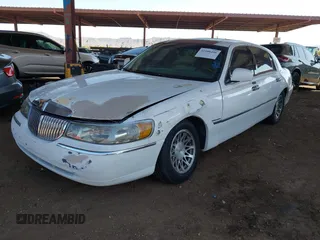 2002 Lincoln Town Car Signature z VIN 1LNHM82W02Y626302, wystawiony jako IAAI lot #41988496 z przebiegiem 193 346 mil mil oraz . Historia ofert i sprzedaży dostępna na DreamBid. Obrazek 12.