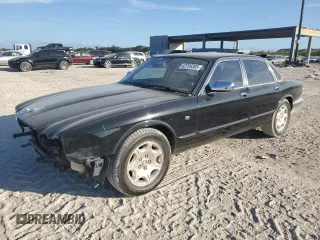 2003 Jaguar XJ 8 z VIN SAJDA14C33LF59347, wystawiony jako Copart lot #42795385 z przebiegiem 62 519 mil mil oraz Szkoda całkowita • Salvage title. Historia ofert i sprzedaży dostępna na DreamBid. Obrazek 1.