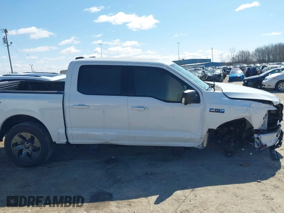 2024 Ford F-150 Lightning z VIN 1FTVW3L74RWG20276, wystawiony jako IAAI lot #41991515 z przebiegiem 4048 mil mil oraz . Historia ofert i sprzedaży dostępna na DreamBid. Obrazek 14.