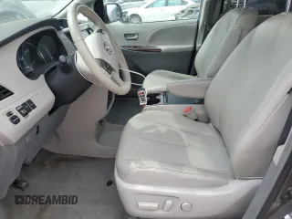 2013 Toyota Sienna XLE z VIN 5TDDK3DC8DS069085, wystawiony jako Copart lot #62768235 z przebiegiem 140 242 mil mil oraz Szkoda całkowita • Salvage title. Historia ofert i sprzedaży dostępna na DreamBid. Obrazek 7.