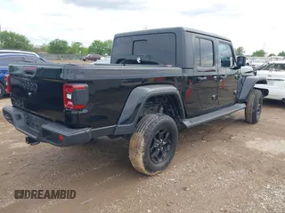 2021 Jeep Gladiator Freedom z VIN 1C6HJTAG4ML586999, wystawiony jako IAAI lot #41911751 z przebiegiem 81 030 mil mil oraz . Historia ofert i sprzedaży dostępna na DreamBid. Obrazek 4.