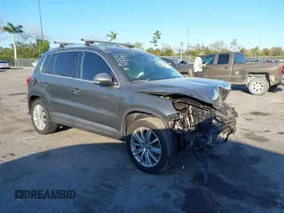 2013 Volkswagen Tiguan SE z VIN WVGBV7AX1DW006760, wystawiony jako IAAI lot #41563994 z przebiegiem 167 044 mil mil oraz . Historia ofert i sprzedaży dostępna na DreamBid. Obrazek 1.