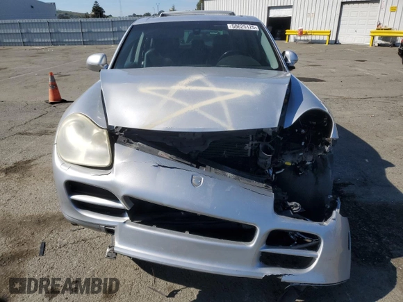 2005 Porsche Cayenne S z VIN WP1AB29P65LA62341, wystawiony jako Copart lot #50625125 z przebiegiem 189 906 mil mil oraz Szkoda całkowita • Salvage title. Historia ofert i sprzedaży dostępna na DreamBid. Obrazek 5.