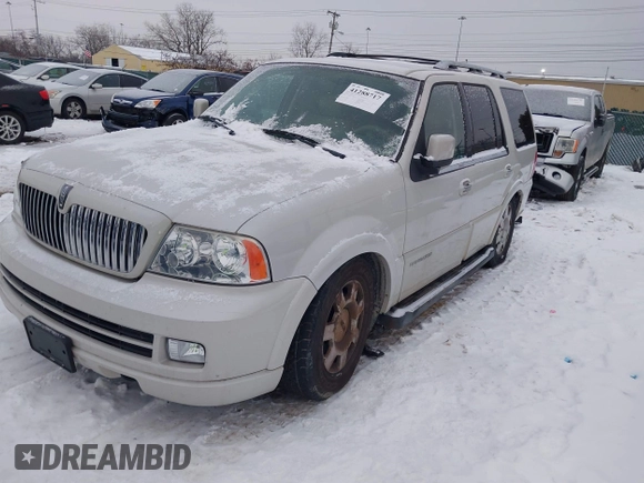 2006 Lincoln Navigator Luxury with VIN 5LMFU285X6LJ28062, listed as a IAAI auction lot 41288717 with 178,371 mi miles. Bid and sale history available at carsss.com. Image 17.